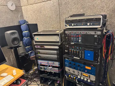 Island Studio：ラックのアウトボード