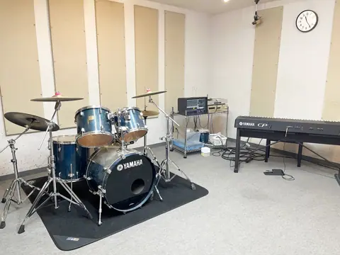 伊藤楽器 MUSIC BANK 松戸（伊藤楽器 松戸店）（ドラムとキーボードのある練習室）