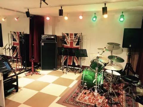 STUDIO JAMJAM:ドラムとアンプのある練習室