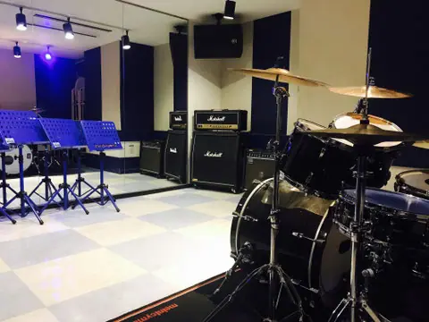 STUDIO JAMJAM:ドラムとMarshallアンプのある練習室