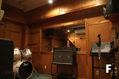 JB.STUDIO ROUTE 1（1号店）：Fスタジオ ドラム、アンプ、ミキサー