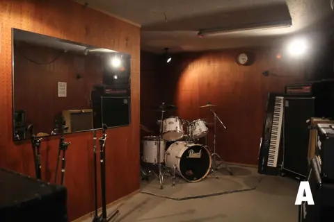 JB.STUDIO ROUTE 1（1号店）：Aスタジオ ドラムとアンプ