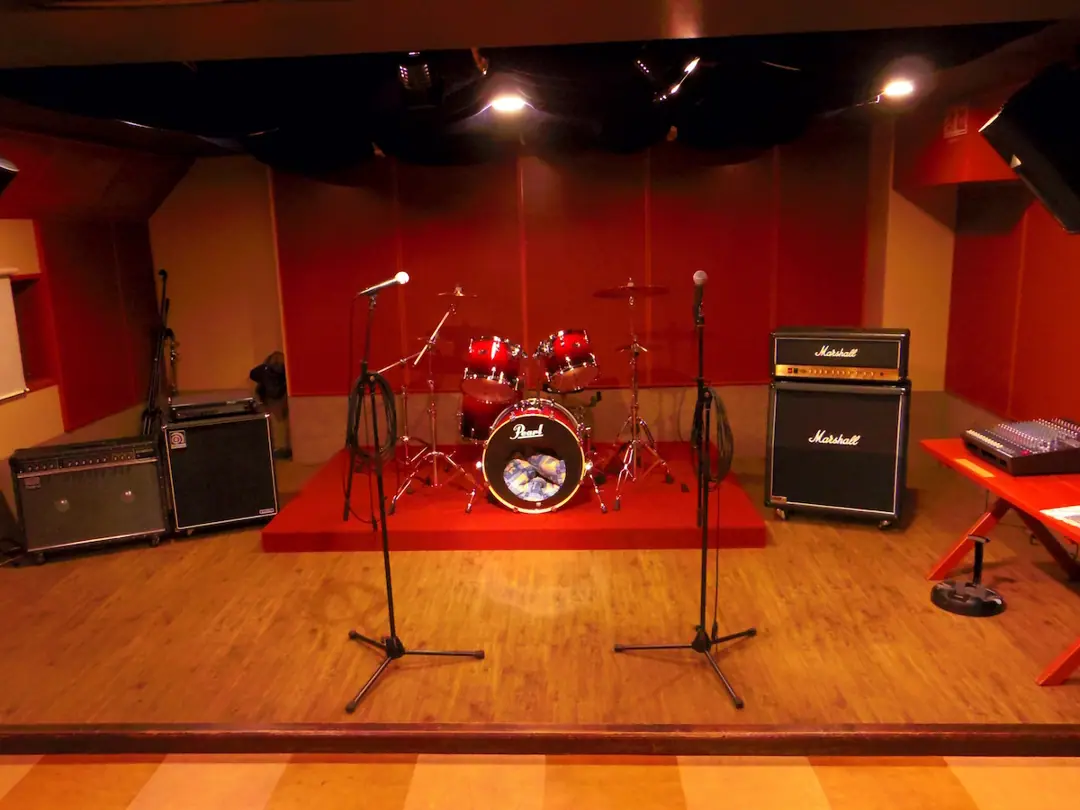 JESSE'S(ジェシーズ)(ドラムとアンプのある練習室)