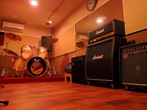JESSE'S（ジェシーズ）：ドラムとMarshallアンプのある練習室