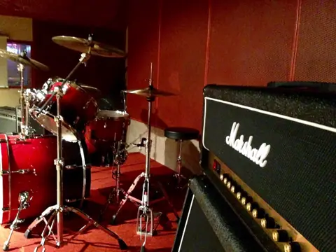 JESSE'S（ジェシーズ）：ドラムとMarshallアンプのある練習室