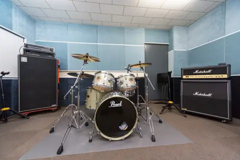 Jet Studio 京橋：ドラムとアンプのある練習室