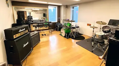 リハーサルスタジオ J SQUARE（ドラムとMarshallアンプのある練習室）