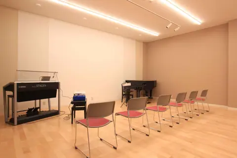 JEUGIA ミュージックサロン長岡京 練習室レンタル（ピアノと椅子が並ぶ部屋）