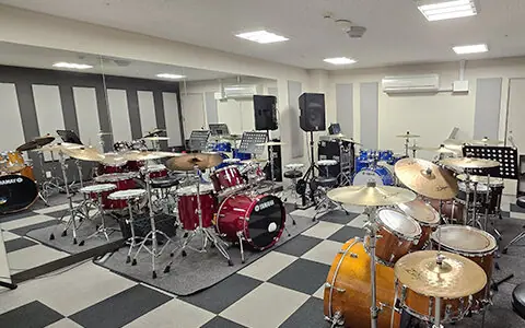 JEUGIA ミュージックサロン三条(三条本店) 練習室レンタル(ドラムセットが並ぶ部屋)