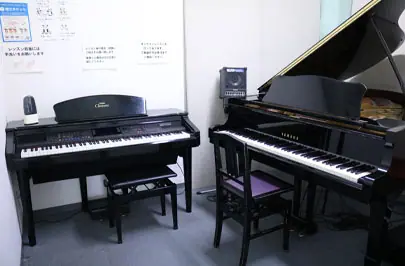 JINGLE スタジオレンタル（ジングル本店2階）：グランドピアノと電子ピアノのあるスタジオ