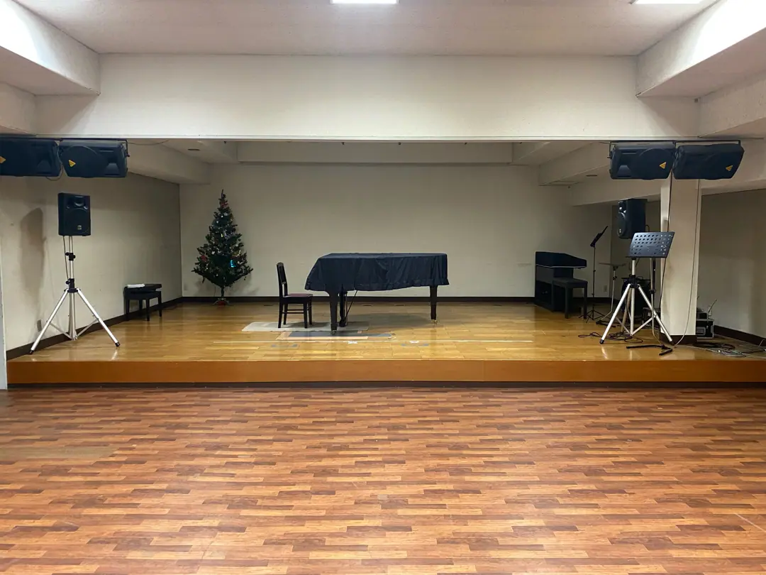 下関十字堂楽器店 本店 レッスン室(レンタルスタジオ)(ステージとグランドピアノのあるホール)