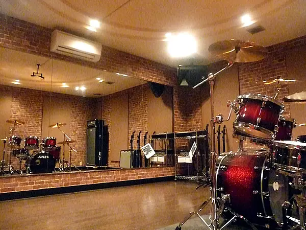 J'Z STUDIO 千歳烏山店（ドラムセットと鏡のあるスタジオ）