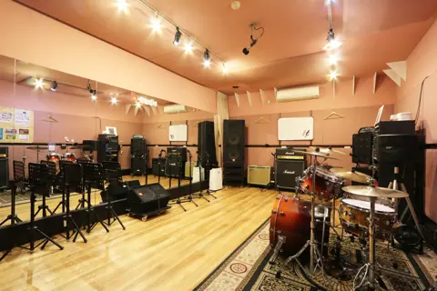 J'z Studio(ジェイズスタジオ):ドラムと木の床の練習室