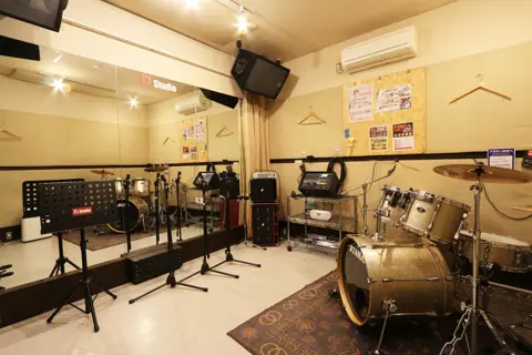 J'z Studio(ジェイズスタジオ):ドラムとミラーのある練習室