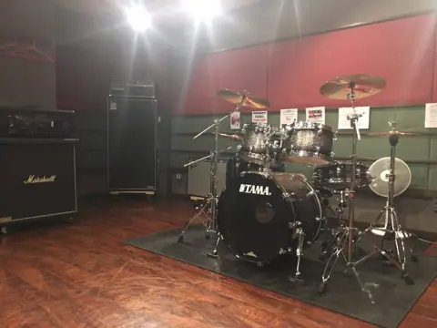 J'Z STUDIO 浦安店（ジェイズスタジオ浦安）：A studio（ドラムセット）