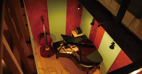 亀吉音楽堂（グランドピアノとコントラバスのあるスタジオ）
