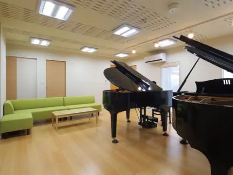 Kamizono Music Studio ピアノレンタルスタジオ：グランドピアノとソファのあるレッスン室