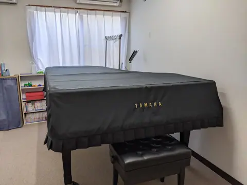 金ヶ崎文化教室（レンタルピアノ）（カバーのかかったグランドピアノ）