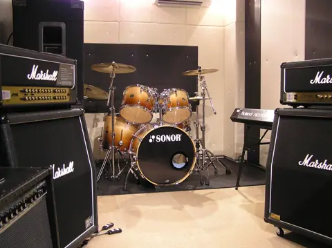 キーススタジオ(Keith Studio)(ドラムとMarshallアンプのある練習室)