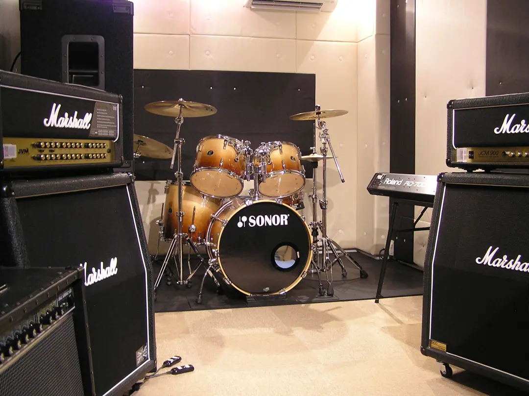 キーススタジオ(Keith Studio)(ドラムとMarshallアンプのある練習室)