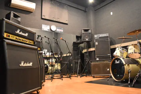 甲府CONVICTION スタジオ(Marshallアンプとドラムのある練習室)