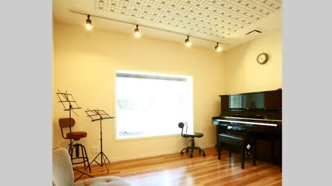 小谷ヶ丘ベース 音楽スタジオ：音楽スタジオ（アップライトピアノと譜面台）