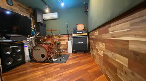 KOZZY's COZY ROOM(ドラムとMarshallアンプのある部屋)