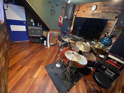 KOZZY's COZY ROOM：ドラムとアンプのある部屋