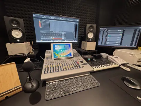 K'sStudio大阪日本橋(ミキサーとモニターのある制作席)