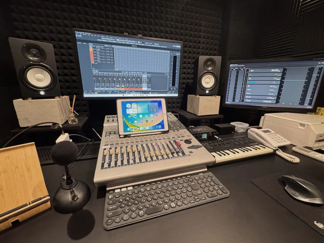 K'sStudio大阪日本橋(ミキサーとモニターのある制作席)
