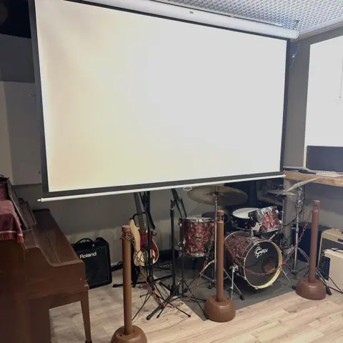 スタジオkujin758（ドラム、ピアノ、スクリーンのある部屋）