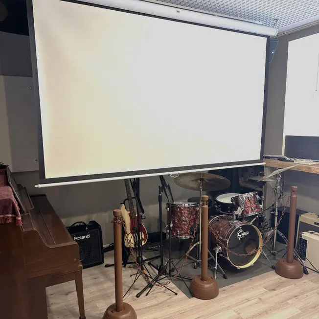 スタジオkujin758(ドラム、ピアノ、スクリーンのある部屋)