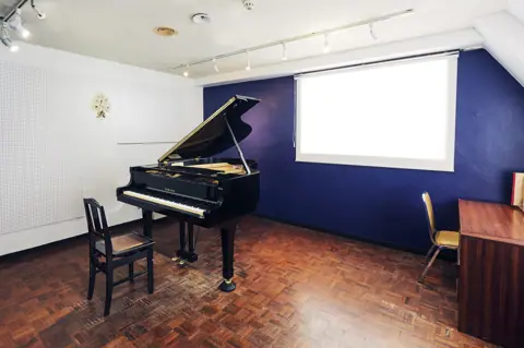 LAGBAG MUSIC TOGO(東郷音楽学院)STUDIO / HALL:5C STUDIO(グランドピアノ)