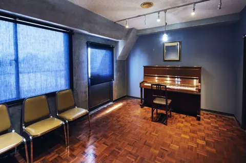 LAGBAG MUSIC TOGO(東郷音楽学院)STUDIO / HALL:5D STUDIO(アップライトピアノ)