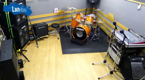 Lan Music Studio（ドラムとアンプ、ミキサーのある練習室）