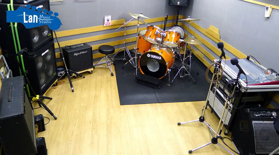 Lan Music Studio(ドラムとアンプ、ミキサーのある練習室)
