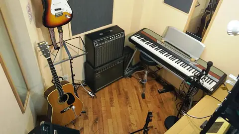 Lan Music Studio:ギター、アンプ、キーボードのある部屋
