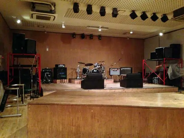 ライブスタジオL.Q.(えるく)(ステージとアンプ、ドラムのある広い部屋)