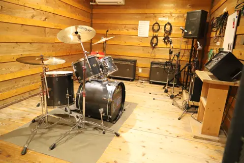 Studio LiVS（スタジオ リヴス）（ドラムとアンプのある練習室）