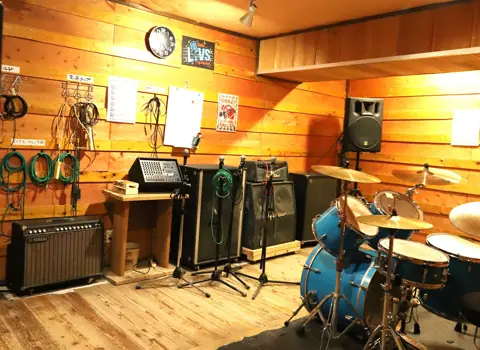 Studio LiVS（スタジオ リヴス）：ドラムとアンプのある練習室