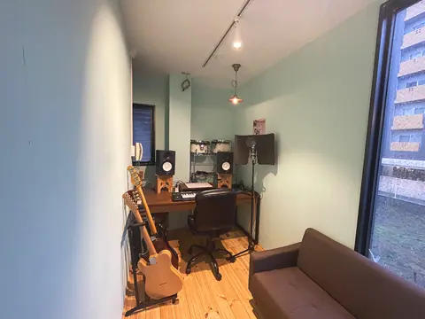 LOVE SOUNDS：デスクとギターのある小部屋