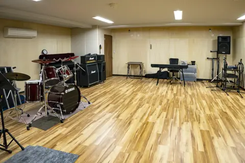 MACS大野楽器 越谷店(ドラムとアンプのある練習室)