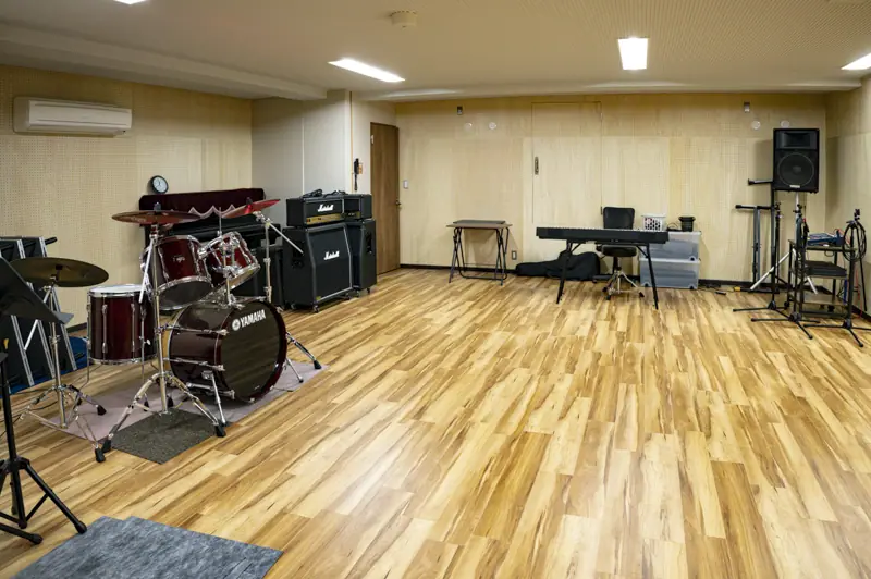 MACS大野楽器 越谷店(ドラムとアンプのある練習室)
