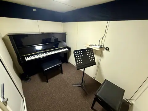 Melovivo Studio(メロビーボ スタジオ)(アップライトピアノのある部屋)