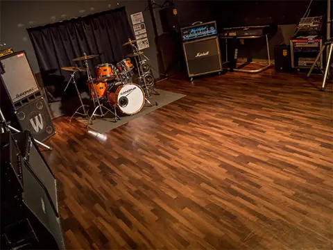 mg's Studio(エムジーズスタジオ):ドラムとアンプのある練習室