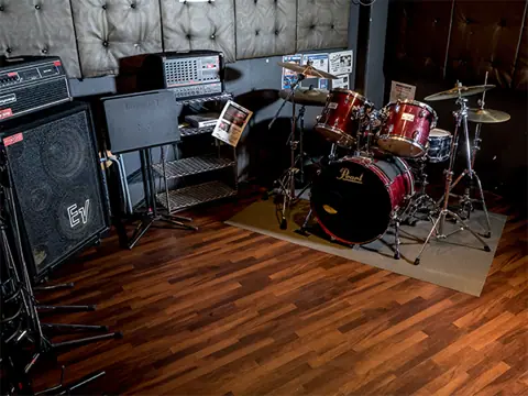 mg's Studio(エムジーズスタジオ):ドラムとアンプのある練習室