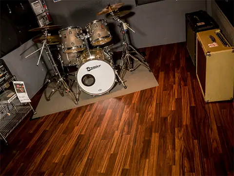 mg's Studio(エムジーズスタジオ):ドラムとアンプのある練習室