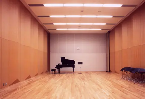 三鷹市芸術文化センター 音楽練習室：グランドピアノのある練習室