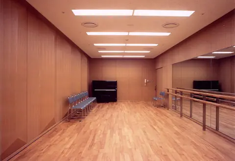 三鷹市芸術文化センター 音楽練習室：アップライトピアノと鏡のある練習室