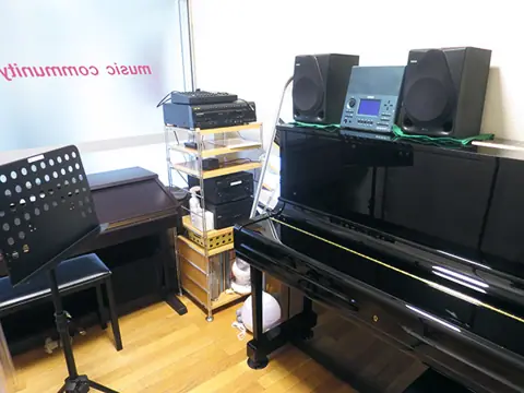 宮地楽器 MUSIC JOY 新宿 練習室レンタル：アップライトピアノとスピーカーの部屋